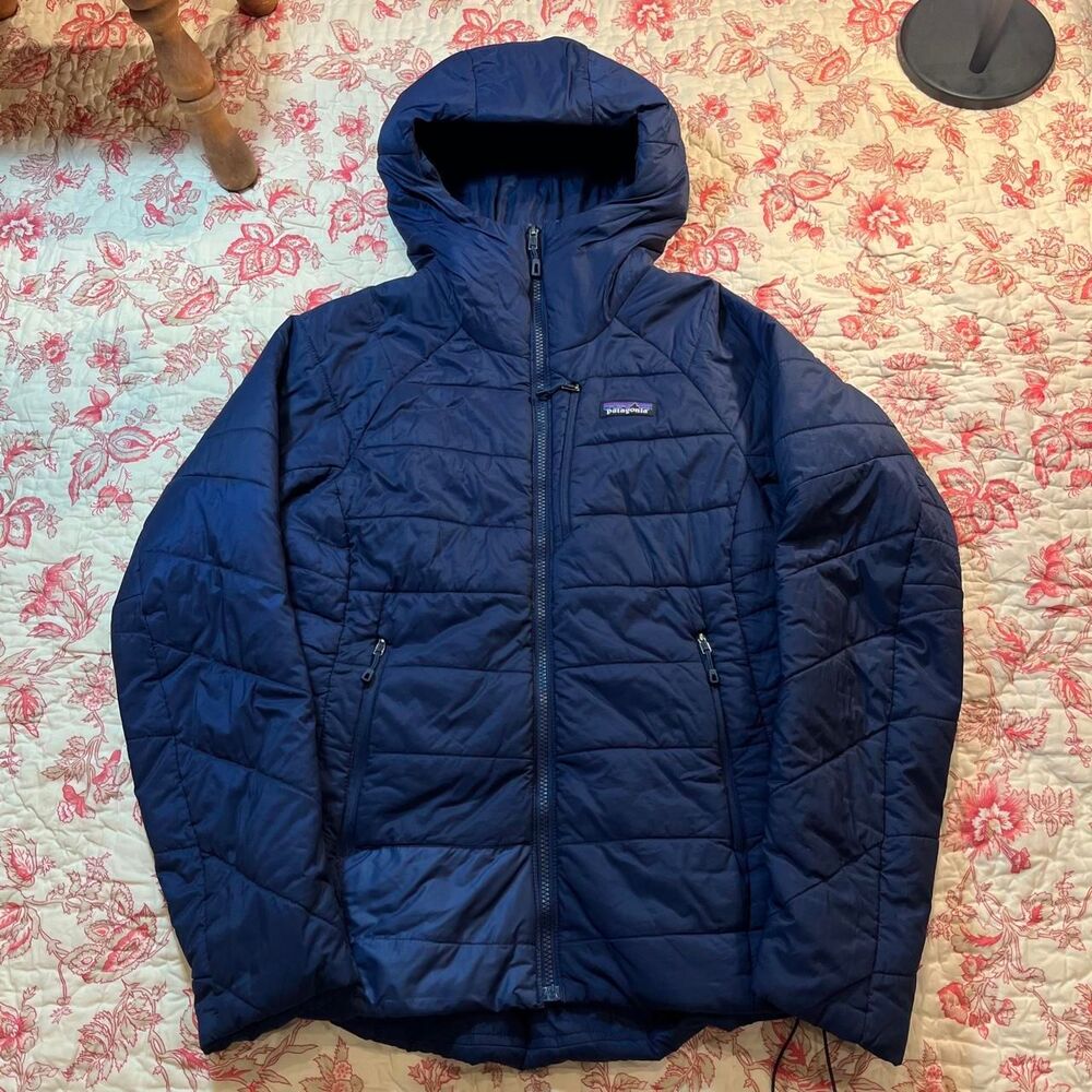 Beautiful New Patagonia navy blue puffer jacket in a women’s size Small
